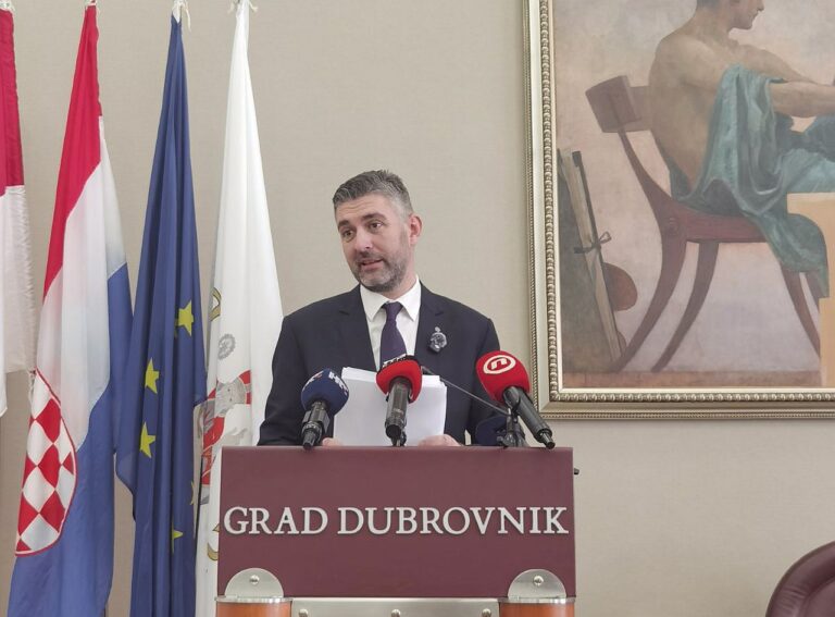 “Govoriti o GUP-u i gradnji, a 2018. bespravno graditi bazen s popratnim objektom, to je za mene licemjerje”