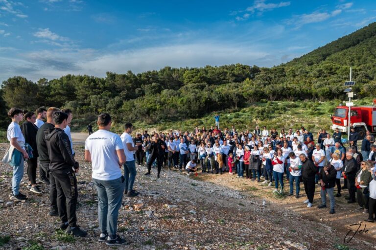Lastovci obilježili mjesec dana od tragične smrti Frana Borovine i podsjetili na probleme koji se ignoriraju