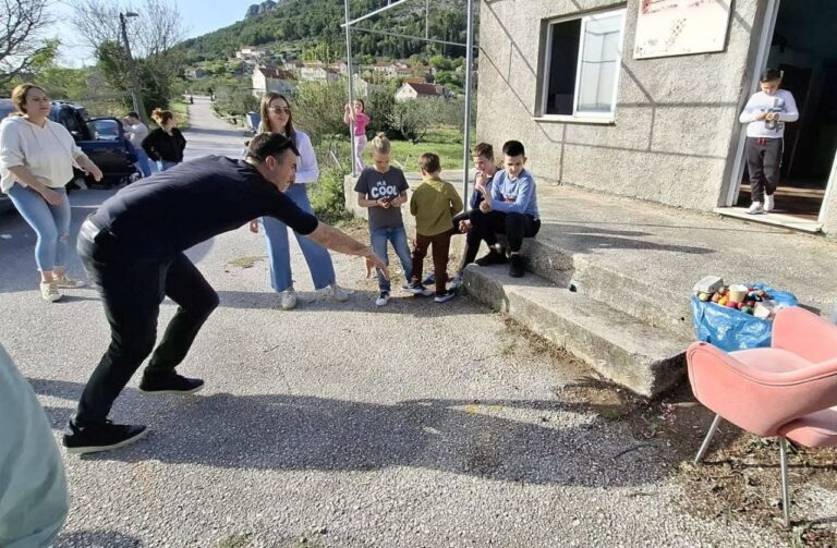 VIDEO/FOTO: U Stupi se i danas čuva stara uskrsna tradicija koturanja i gađanja jaja