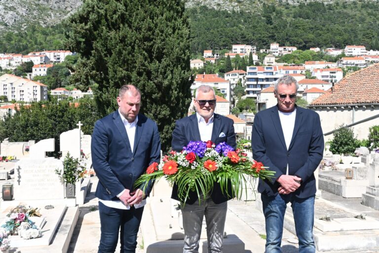 Uoči početka turnira koji nosi njegovo ime izaslanstvo Juga položilo cvijeće na grob Toma Udovičića