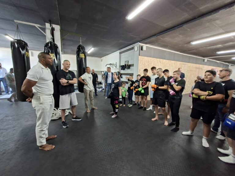 FOTO/VIDEO: MMA zvijezda Alistair Overeem, prije vjenčanja, našao je vremena za druženje s mladim sportašima u Župi