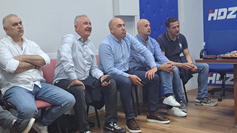 PRVI NESLUŽBENI REZULTATI Pezo uvjerljivo prvi izbor birača za župana