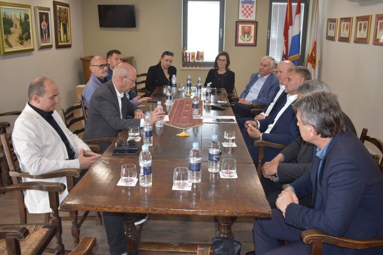 Sastanak u Cavtatu: Božo Lasić inzistira da brza cesta od Dubrovnika ne završi na zračnoj luci, već na Debelom Brijegu