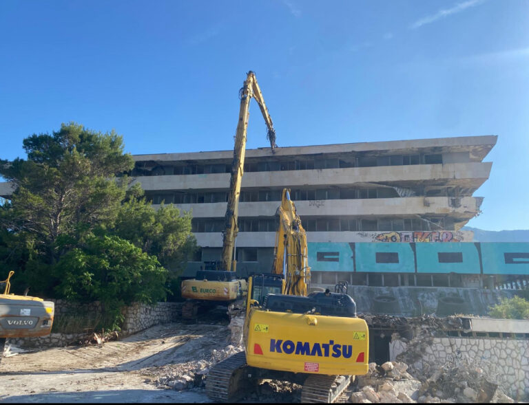 STIGLI STROJEVI Započelo rušenje u Kuparima, kako doći do plaža