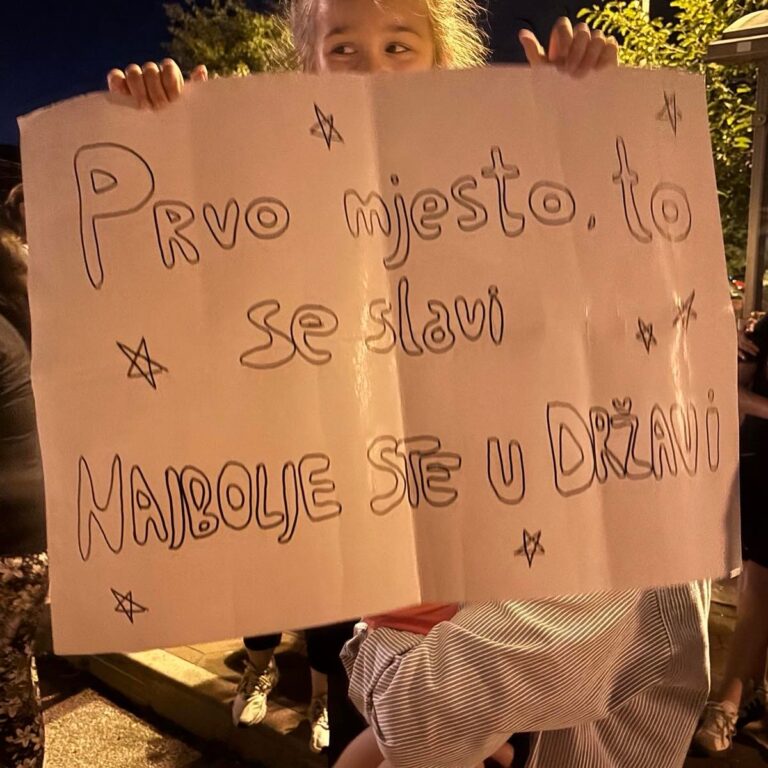 Župljani dočekali svoje zlatne odbojkašica na Mljekari, veselo i razdragano