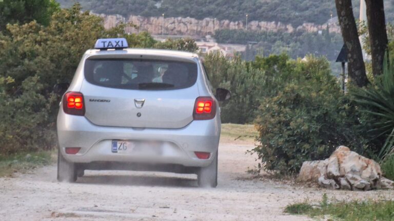 VJEROVALI ILI NE: Taksijem vozio po neasfaltiranom dijelu ulice na Babinom kuku