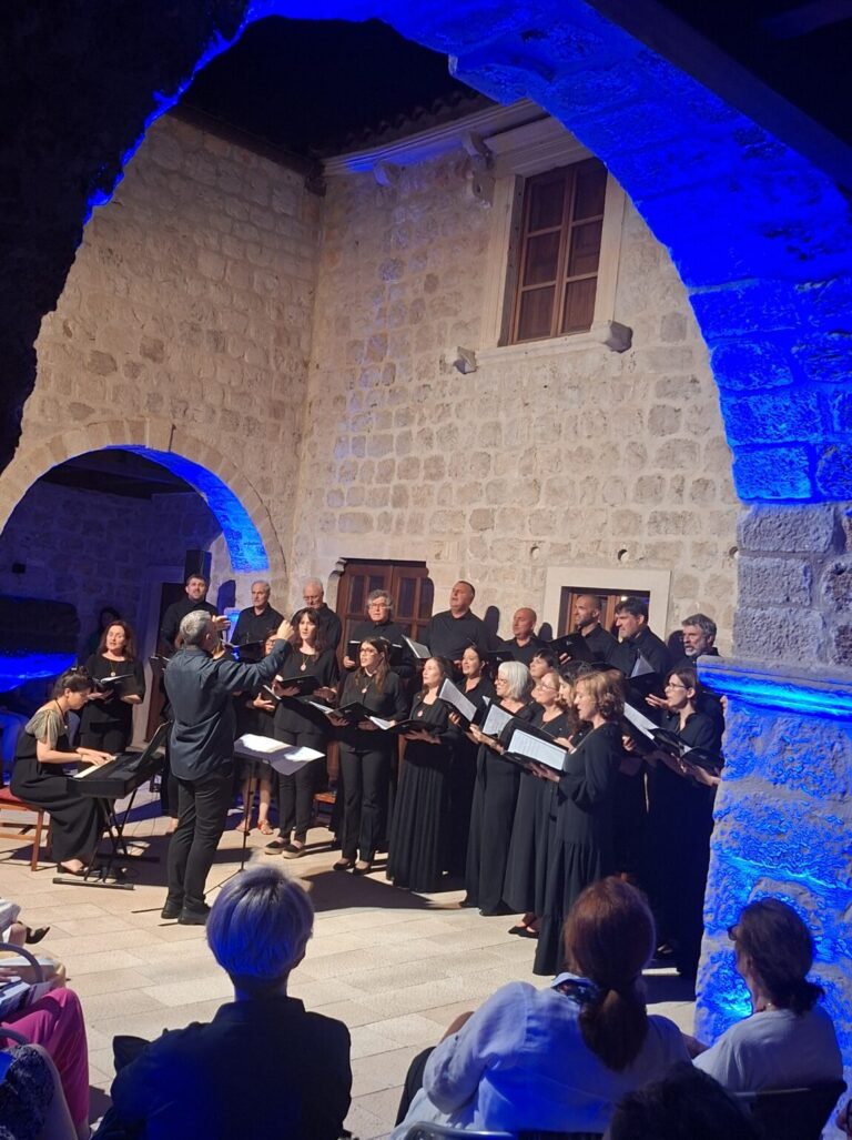 FOTO/VIDEO: Tražila se stolica više za koncert Pučkog zbora Konavle u prelijepom klaustru Sv.Vićenca