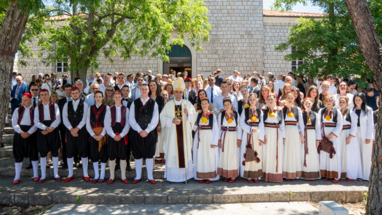 SVEČANO I EMOTIVNO: Održane krizme u Dubravci, Pridvorju, Mandaljeni, Čilipima, Orašcu i Zatonu