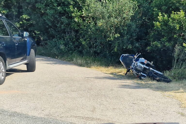 PROMETNA NESREĆA KOD AERODROMA: Sudar motocikla i osobnog vozila