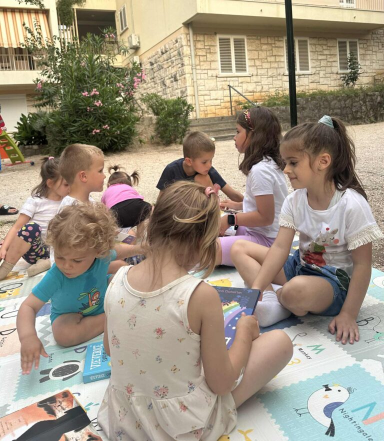 SLOGA U ULICI ŽRTAVA S DAKSE 36 Osmogodišnja Luna pozvala svoje male susjede na čitateljsku večer