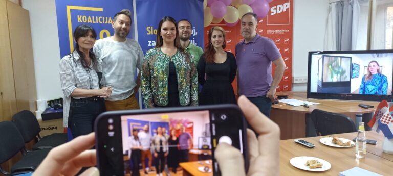 Atmosfera u stožeru Koalicije slobodno: unatoč slabijim prvim rezultatima, osmijesi na licima