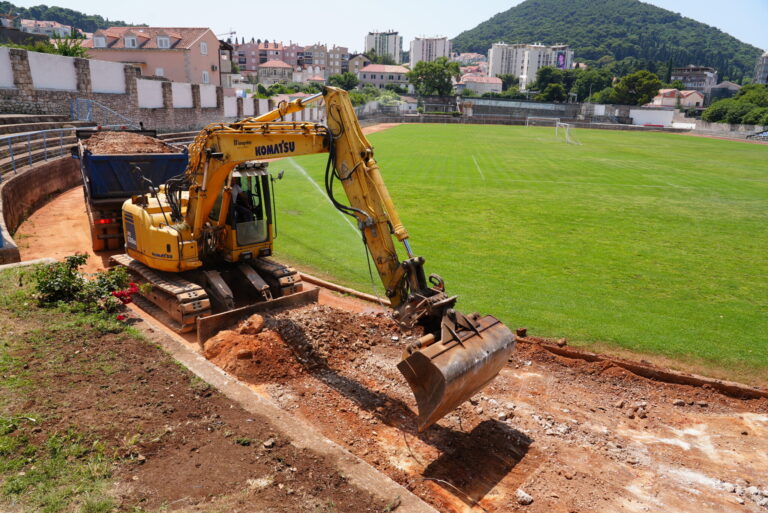 ULAGANJE U SPORTSKU INFRASTRUKTURU Započeli radovi na novoj atletskoj stazi na stadionu Lapad