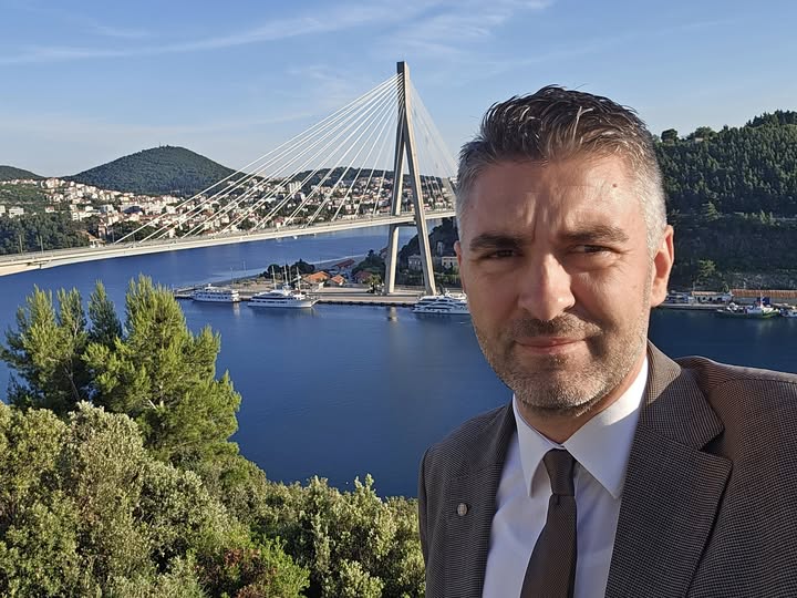 JUTRO NAKON: Franković objavio selfie i zahvalu biračima u 6:53, s puta na posao