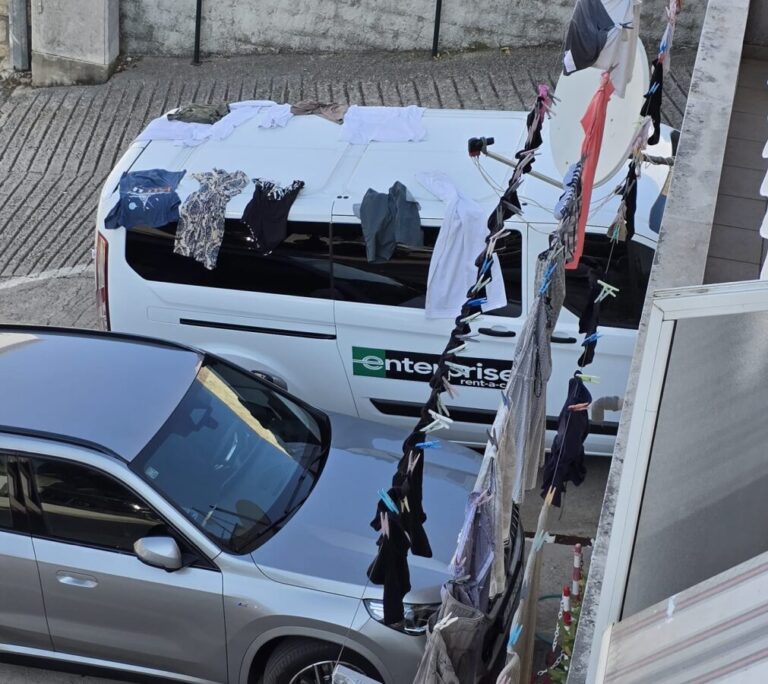 TURIZAM: Inovativni način sušenja robe ispred apartmana