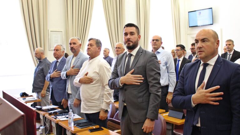 KONSTITUIRANA ŽUPANIJSKA SKUPŠTINA Vijećnici prisegnuli, predsjednik Dobroslavić, potpredsjednici Orlić i Bašić
