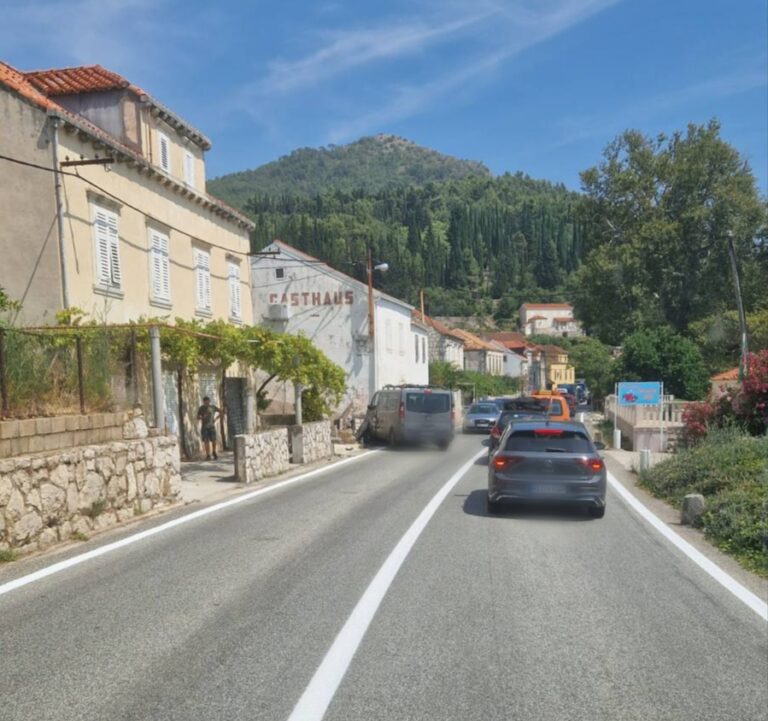 U Trstenom se kombi zabio u kuću