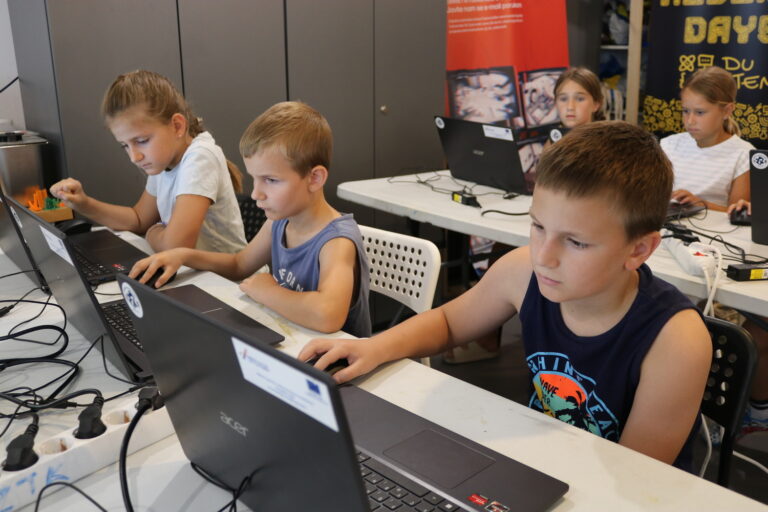 3D modeliranje i reciklaža plastike oduševili polaznike STEM ljeta. Pogledajte kako su se proveli