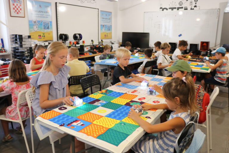 Polaznici STEM ljeta u Zajednici tehničke kulture učili programirati bez korištenja ekrana
