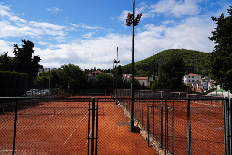U tijeku modernizacija rasvjete na terenima Tenis kluba Dubrovnik, postavljaju se 52 reflektora
