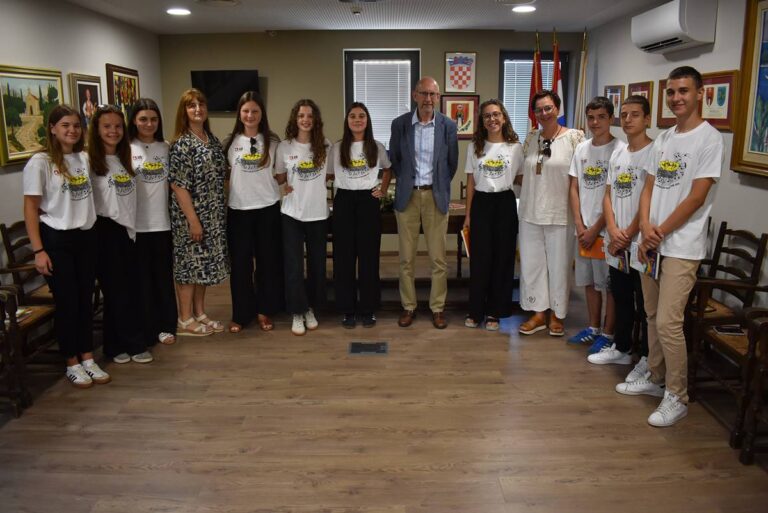 Načelnik Lasić primio klapu Škatulica, osvajače srebrene plakete na Međunarodnom festivalu klapa Perast 2025.