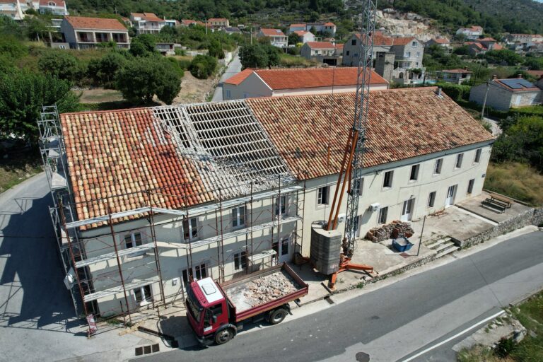 PARTICIPATIVNO BUDŽETIRANJE: Nakon unutarnjeg uređenja, u tijeku sanacija krovišta Doma mladih u Orašcu