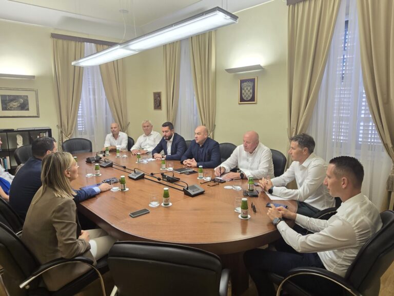 Pezo održao sastanak s upravom Jadrolinije. Najavljena gradnja novog broda za Elafite