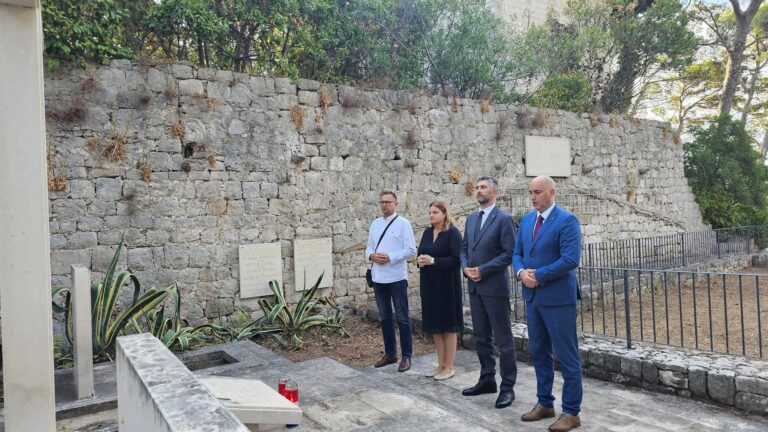 Na Daksi položeni vijenci za žrtve totalitarnih režima