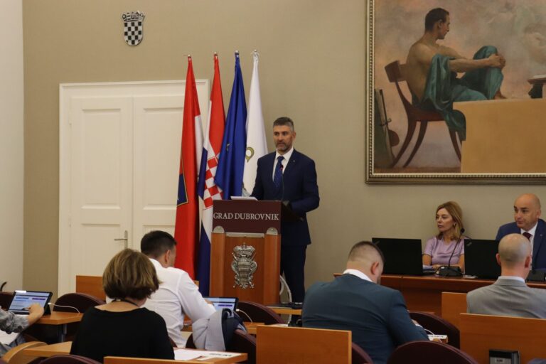 GRADSKO VIJEĆE IZ MINUTE U MINUTU/ Vijećnici održali “lekciju” roditeljima, ravnateljica Lokruma dobila naputak da “stegne remen”