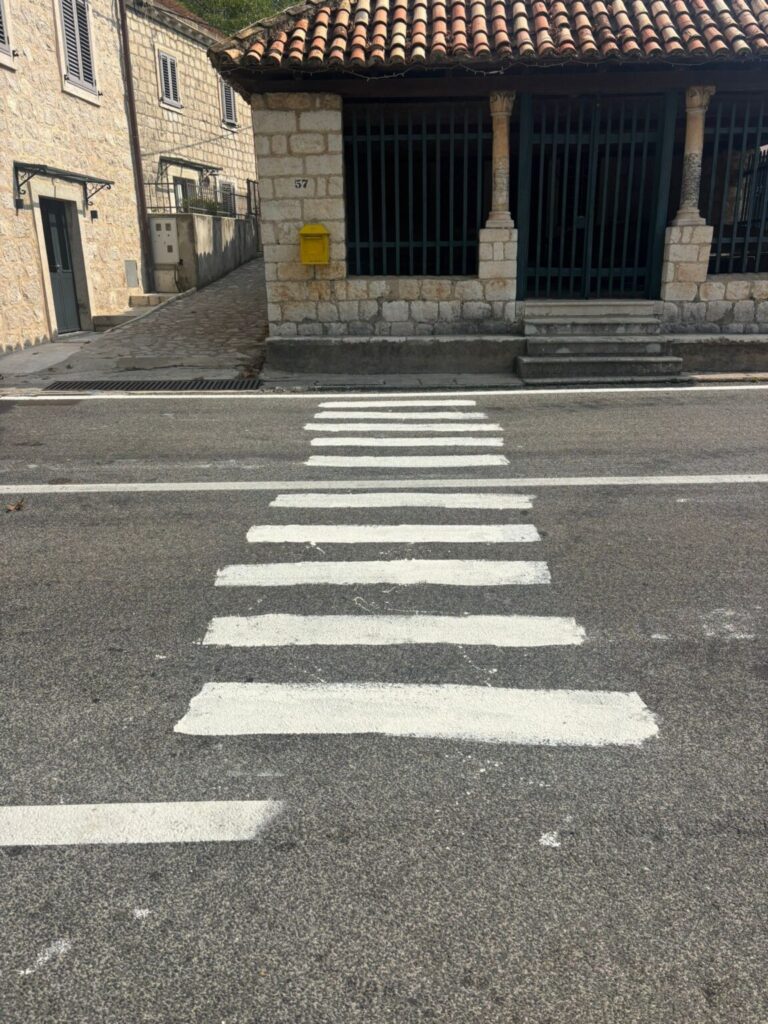 PJEŠAČKI PRIJELAZ U TRSTENOM Molili su, molili, a onda uzeli kist i kanticu boje u svoje ruke…