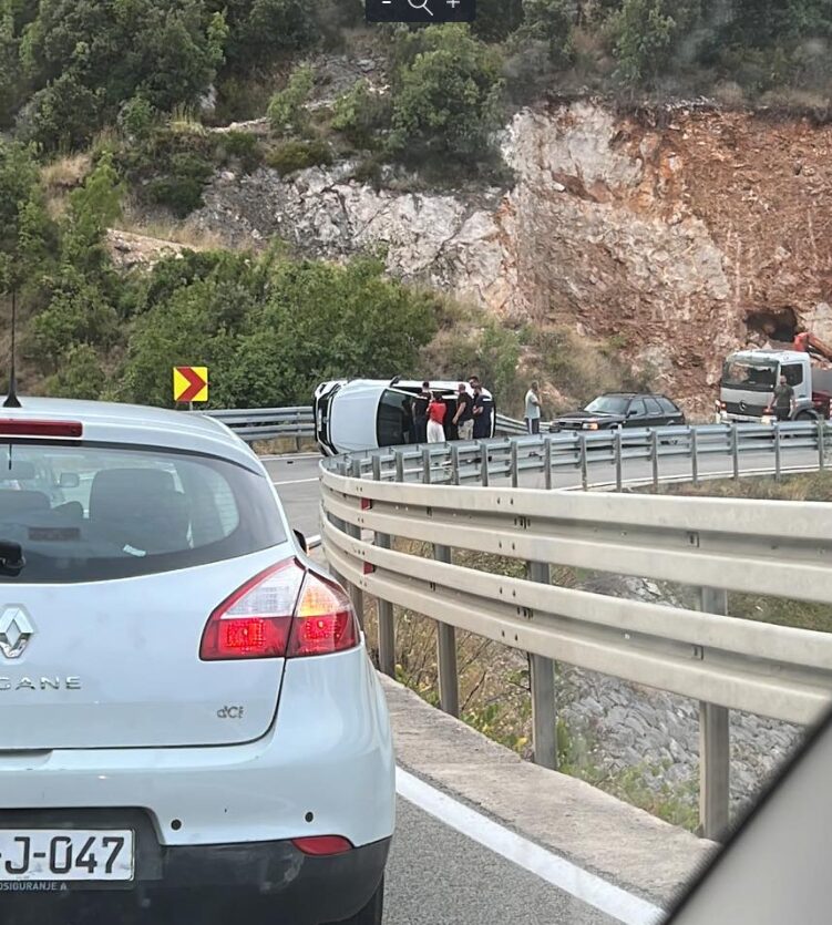 U Zatonu sudar, u Vrbici se automobil prevrnuo na bok