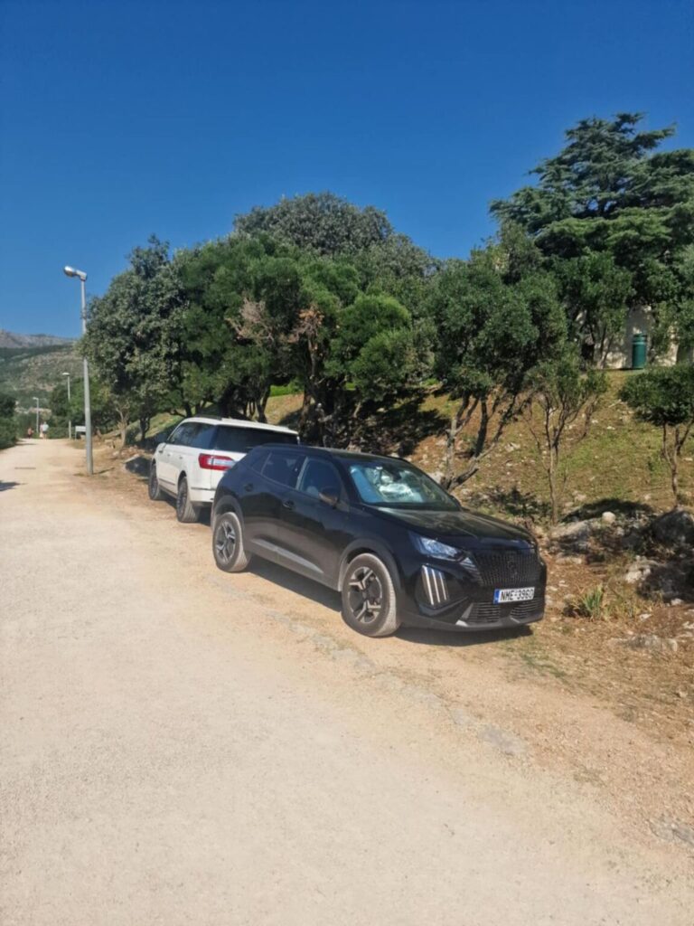 Osobna vozila parkirali u pješačku zonu na Babinom Kuku