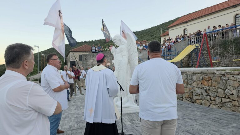 Biskup Roko Glasnović blagoslovio kip sv. Mihaela arkanđela u Pločicama