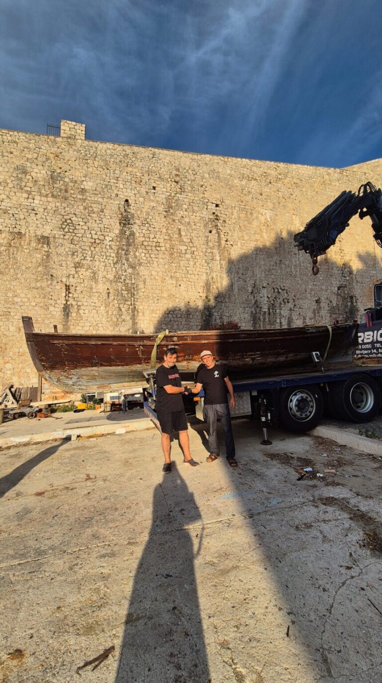 Enio Kapidžić darovao povijesni leut “Naprijed” Dubrovačkim muzejima