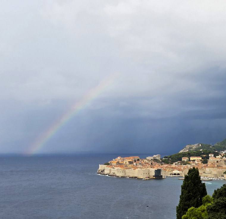 Kišne oblake “razbila” je duga iznad Grada