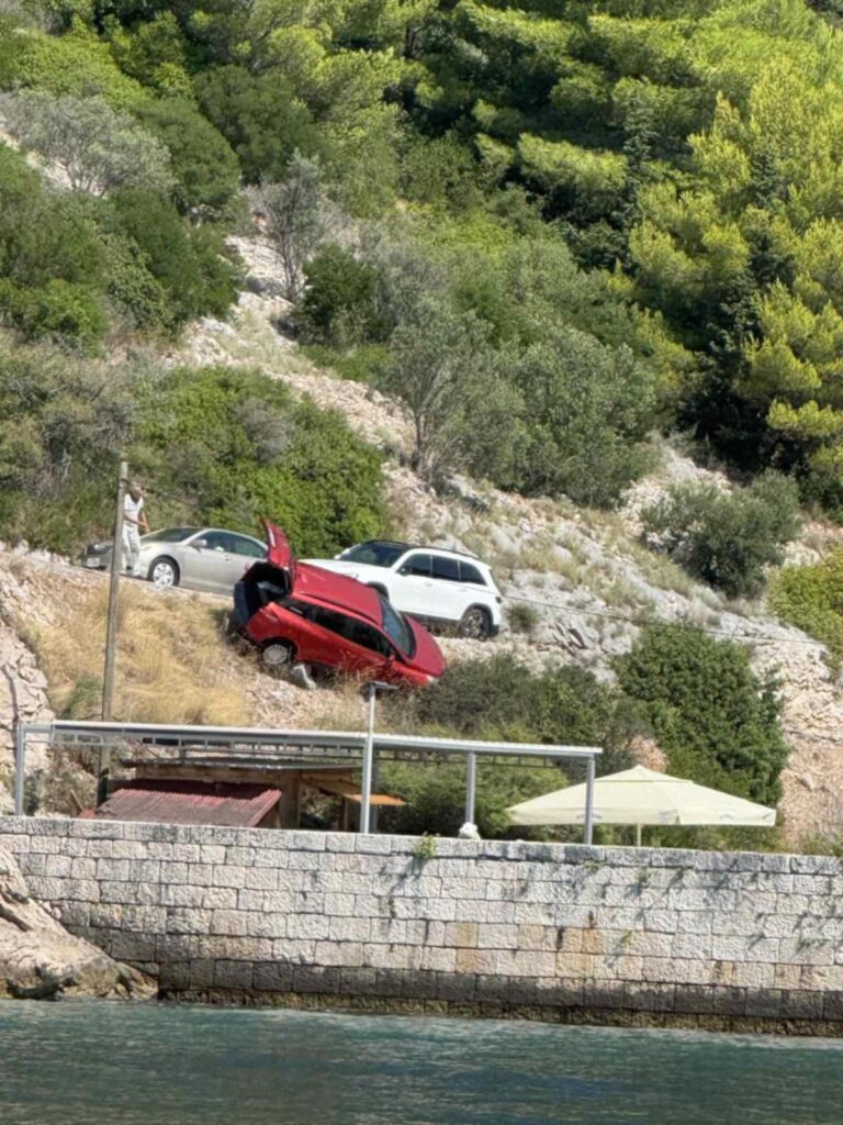 BRSEČINE Loše procijenio širini ceste i “skliznuo” niz padinu. Imao je veliku sreću