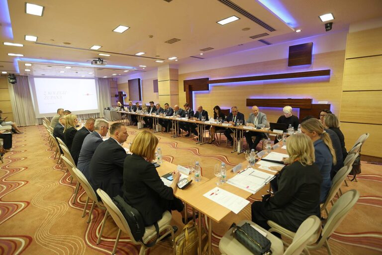 Župan Pezo na Konferenciji župana, razgovaralo se i o priuštivom stanovanju i demografskim promjenama