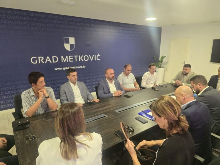 ŽUPAN PEZO U METKOVIĆU Sastao se s načelnicima i gradonačelnicima, obišao područnu školu u Prudu