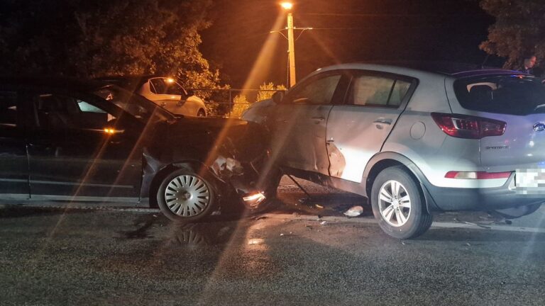 VOZAČI, OPREZ Sudar dvaju osobnih automobila u Solinama