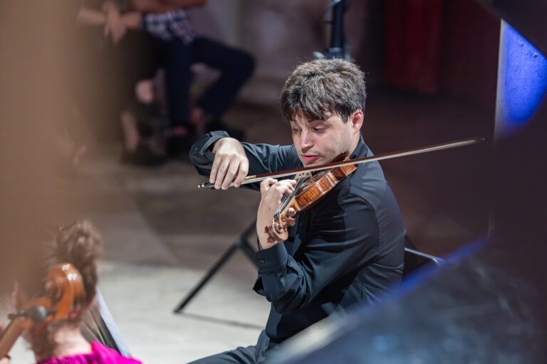 Violinistički virtuoz Asi Matathias nastupa s DSO-om