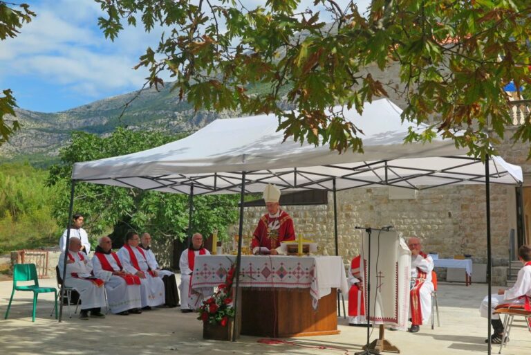 Nuncij Lingua u Pridvorju: Uzvisivati križ znači naviještati da je ljubav jača od mržnje kao što je život jači od smrti