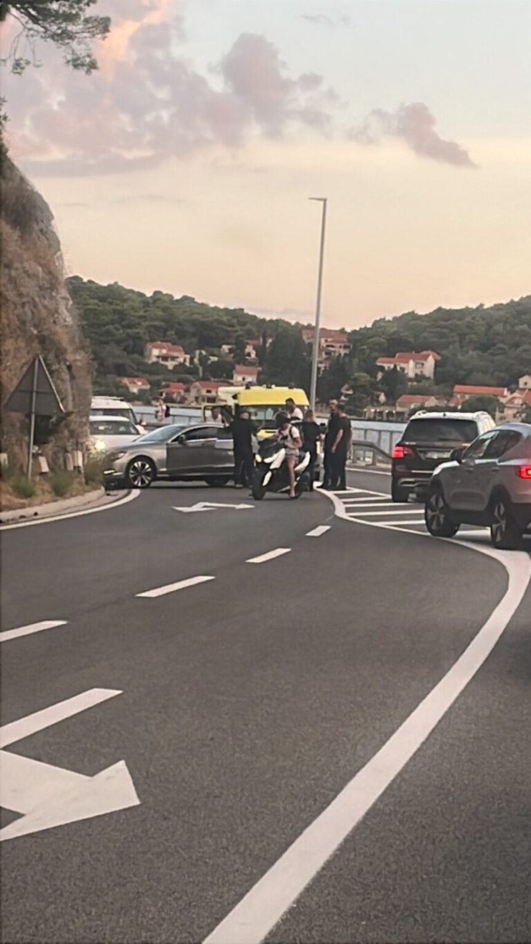 U Zatonu osobno vozilo udarilo u brdo