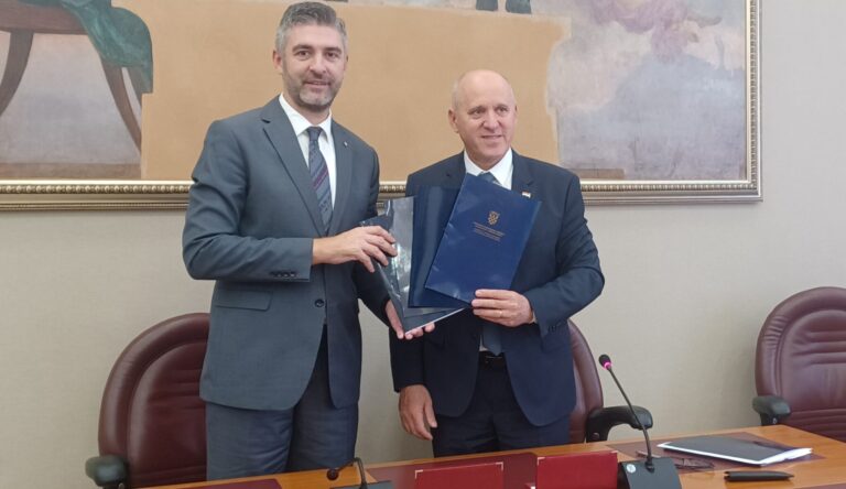 Država  za zaštićene najmoprimce kupuje zemljište za zgradu u Solitudu, darovala Gradu nekretnine u Komolcu, Mokošici i Sustjepanu