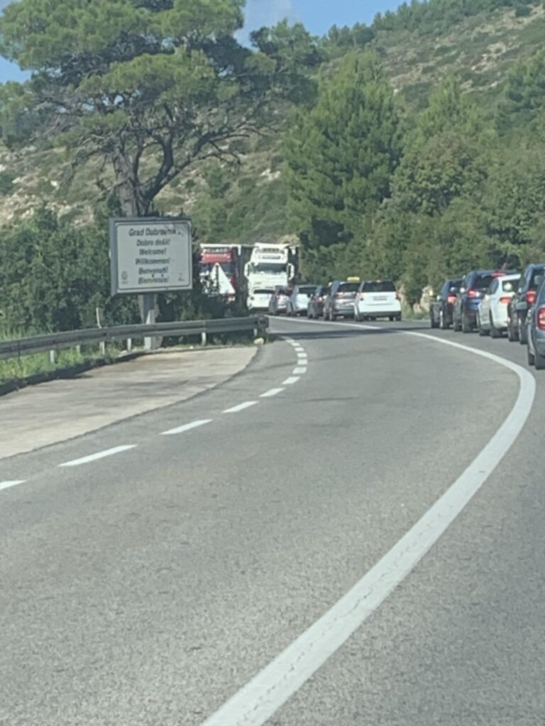 Kolone iznad grada – šleperu pukla guma?