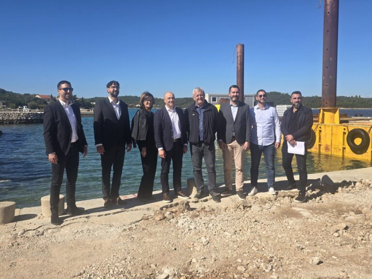 Pezo obišao radove na komunalnoj luci u Knežama; realizira se 55 novih komunalnih vezova