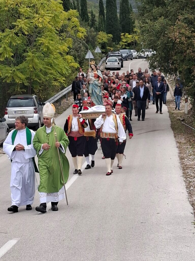 FOTO: Proslava Gospe od Rozarija u Kliševu: u procesiji vjernici u primorskim narodnim nošnjama