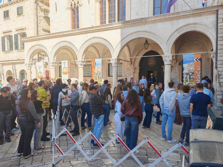 Redatelj serije Outer Banks fizički napao asistenticu na snimanju u Dubrovniku