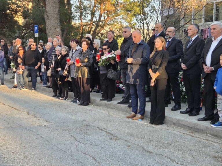 TUŽNO SJEĆANJE: Vijenci i svijeće za devetero mladih poginulih u Mokošici prije 34 godine
