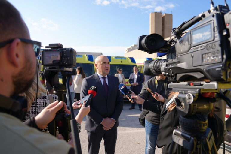 Pezo uručio ključeve osam novih vozila Zavodu za hitnu medicinu