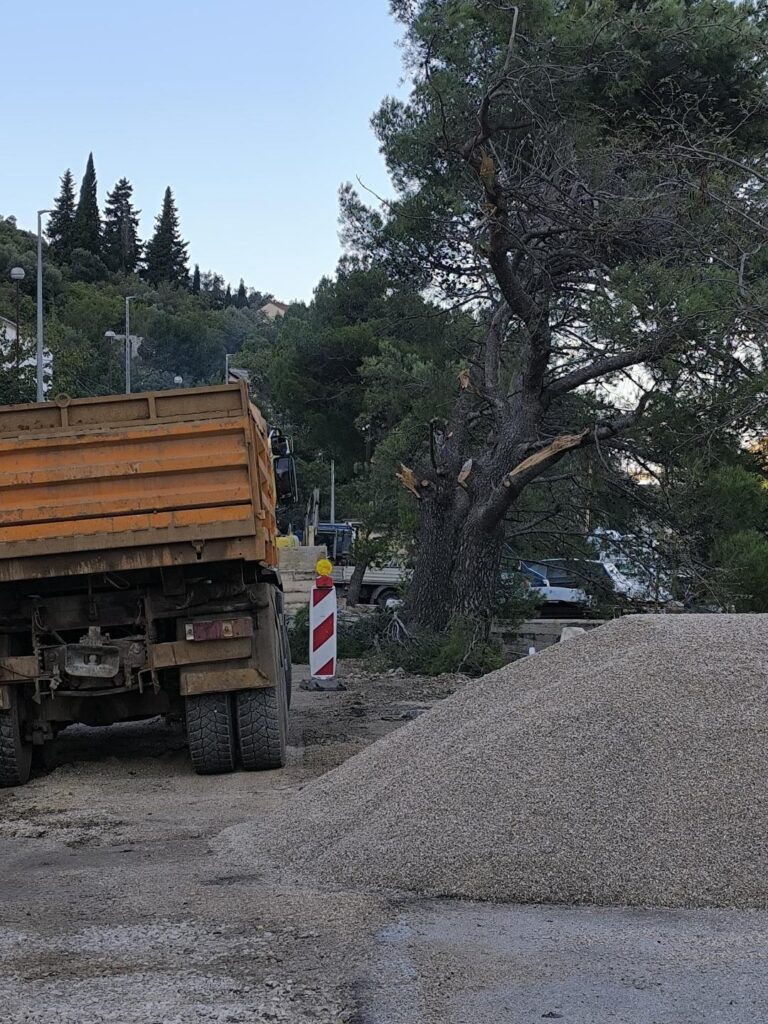 Teškom mehanizacijom polomili bor u Sustjepanu pa ga ostavili da propadne