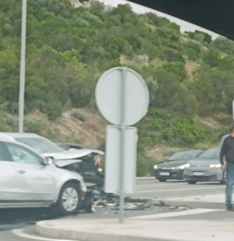 Dvije osobe ozlijeđene u prometnoj nesreći na Zvekovici